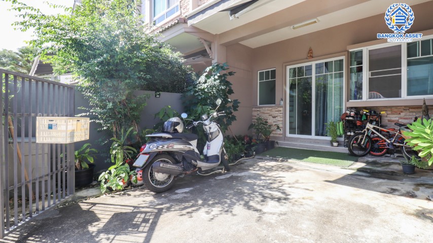 *****ทาวน์เฮ้าส์มือสองย่านนนทบุรี ม.อินดี้ บางใหญ่2 บนเนื้อที่ 18.1 ตร.ว. ฟังก์ชัน 2 ห้องนอน 3 ห้องน้ำ 2 ที่จอดรถ บ้านใหม่ สภาพดี  เพียง 700 ม.ก็ถึงถ.กาญจนาภิเษก ใกล้เซ็นทรัลเวสต์เกต และรถไฟฟ้าสายสีม่วง "สถานีตลาดบางใหญ่"